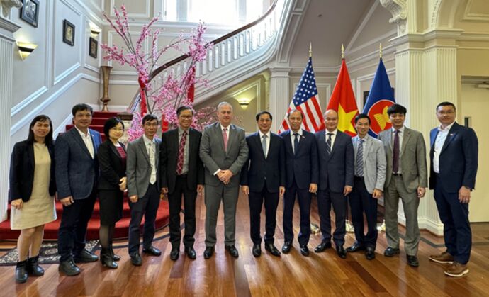Foreign Minister Bui Thanh Son at a relations seminar in Washington DC